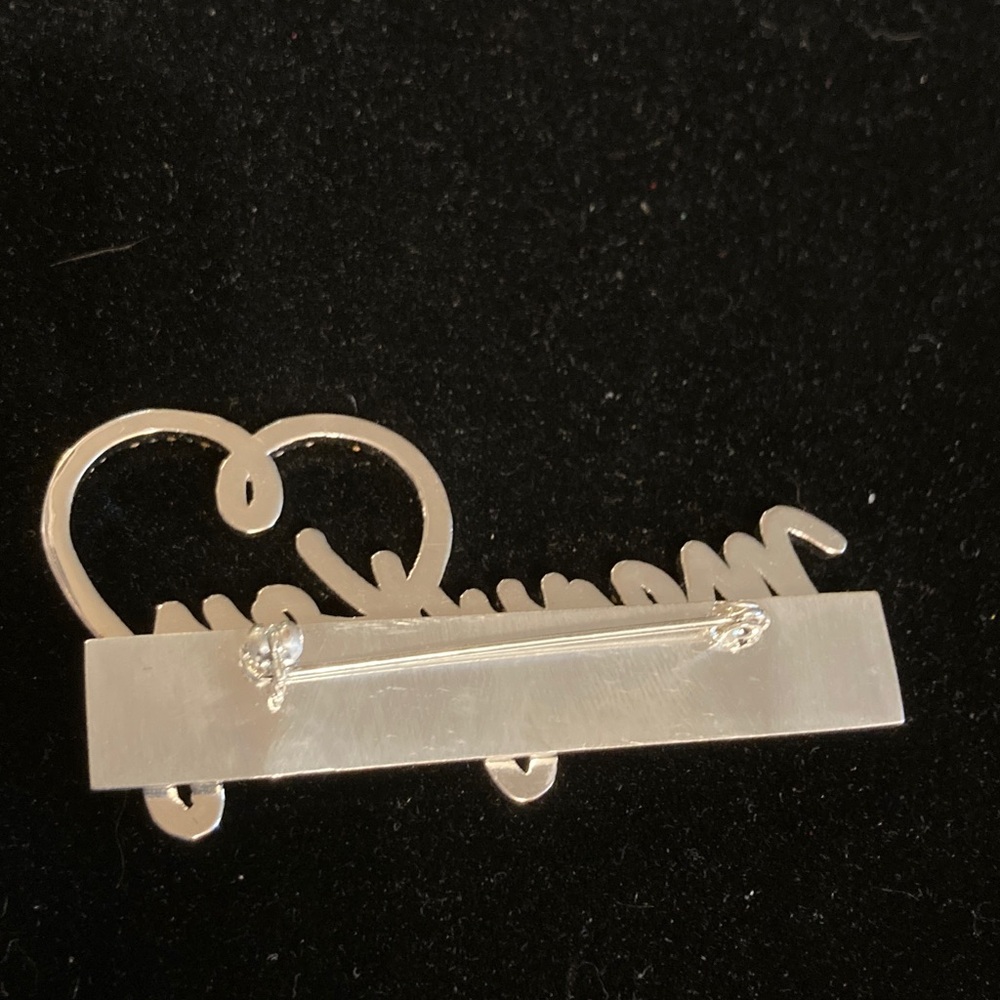 Mary Kay commemorates sellers with this fashion silvertone brooch. Clear stones - Picture 2 of 5